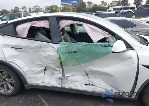 2023 Tesla Model Y Awd/Long Range Dual Motor All-Wheel Drive z USA, uszkodzony, nr VIN 7SAYGDEE7PF631224